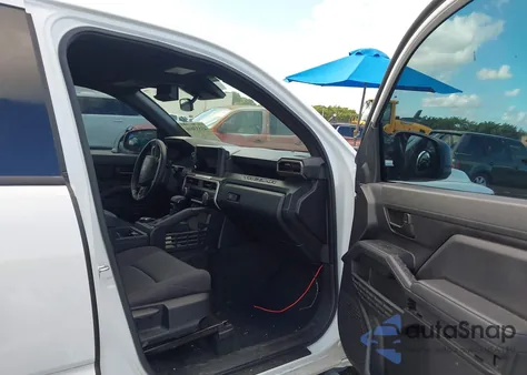 2024 Toyota Tacoma Sr z USA, uszkodzony, nr VIN 3TYJDAKN4RT000833